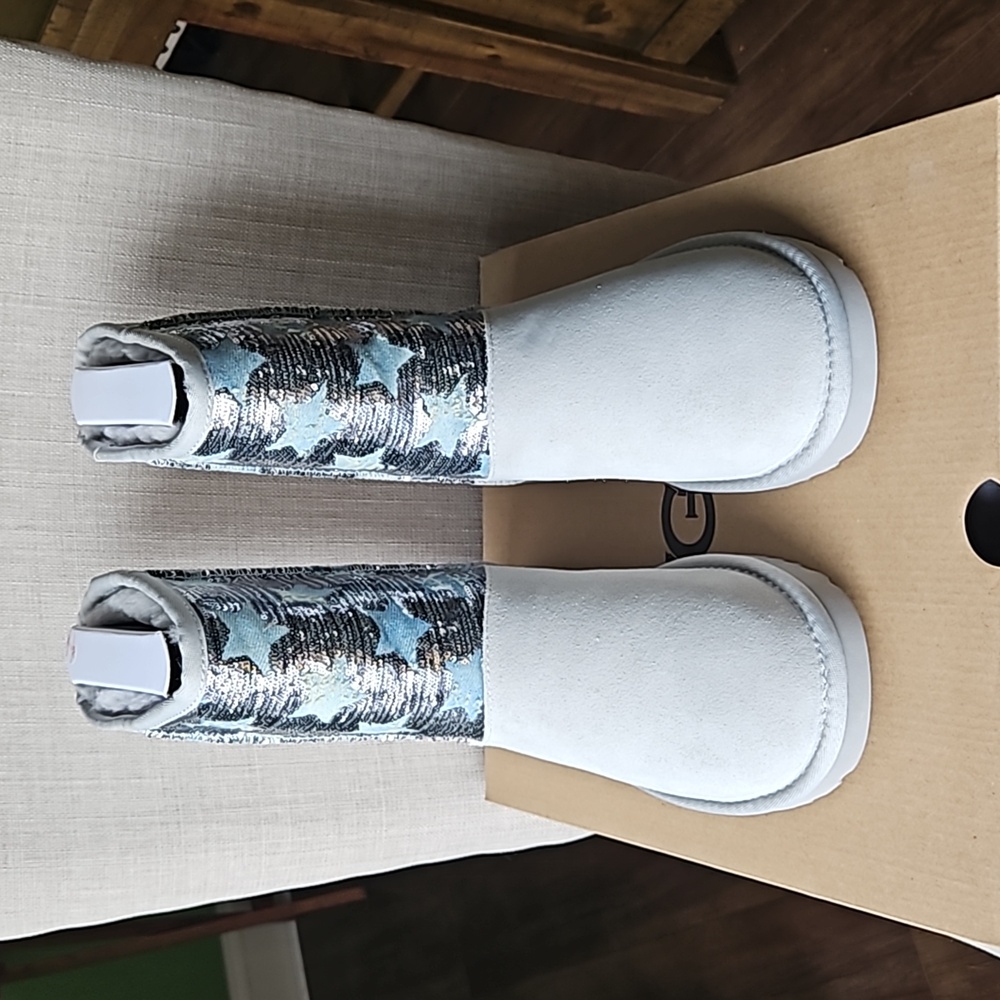 Womens Sz 7 NEW Uggs